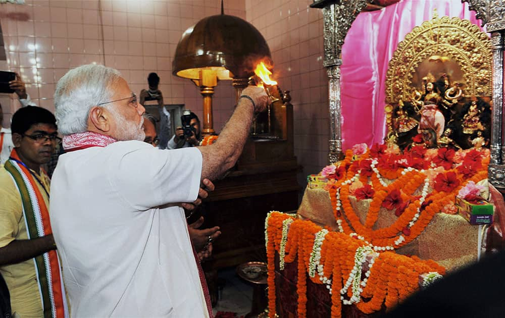 Prime Minister Narendra Modi offers prayers at Sree Sree Dhakeshwari National Temple in Dhaka, Bangladesh.