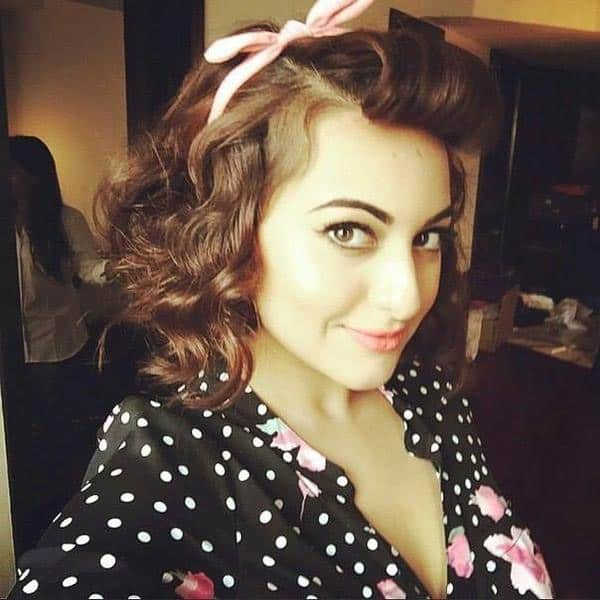 Retro style beauty @sonakshisinha. Twitter@sonakshisinha