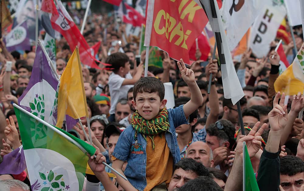 Supporters of the pro-Kurdish Peoples' Democratic Party, (HDP) participate in a rally in Istanbul, Turkey