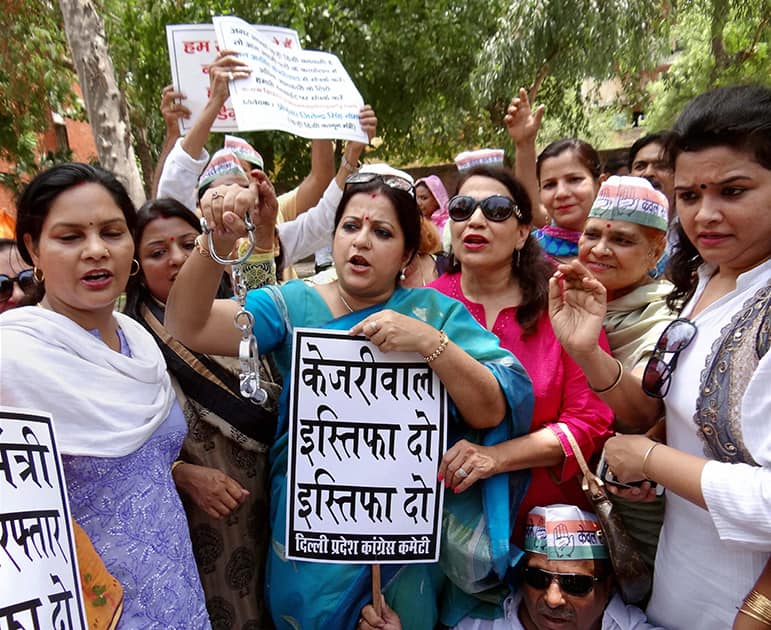 Delhi Congress workers protest against Delhi government in New Delhi.