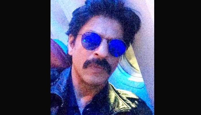 Shah Rukh Khan in a moustache, flies to Dubai for &#039;Dilwale&#039;