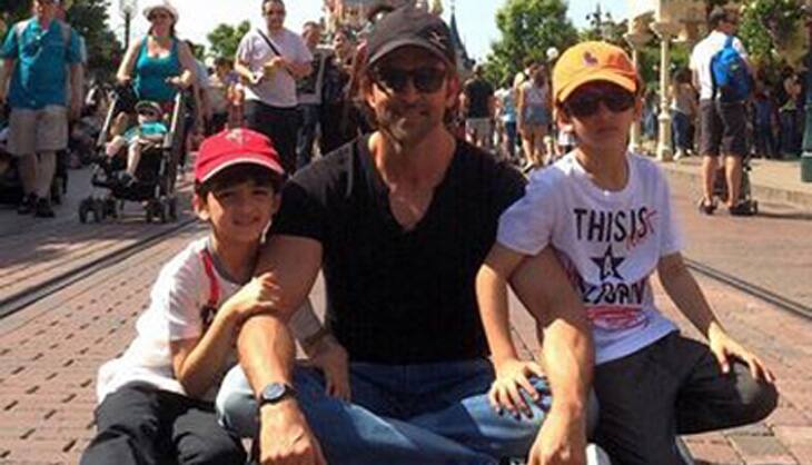 Didn&#039;t know how to introduce SRK to kids: Hrithik Roshan