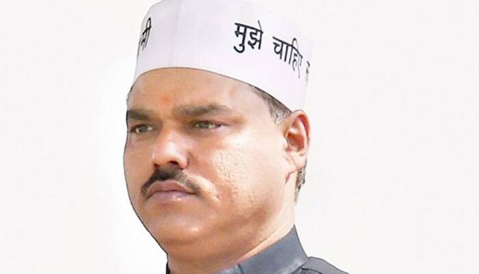 Fake degree case: AAP minister Tomar greeted with rotten eggs, tomatoes, ink, on &#039;return&#039; to Bhagalpur University