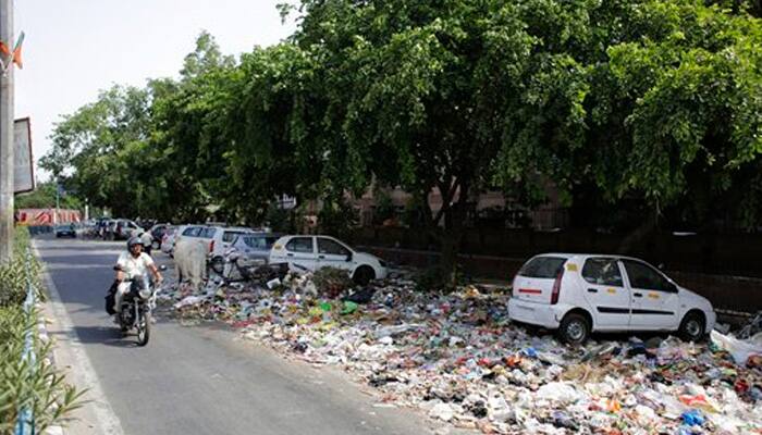 Clash of brooms: AAP, BJP indulge in &#039;garbage politics&#039;; Delhi still stinking