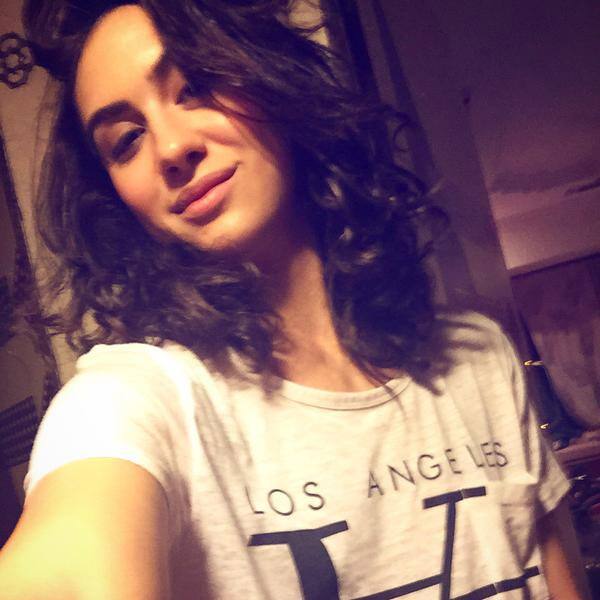 Sleeeepy face! Up making calls to Los Angeles in the wee hours of the morning. #west #east #DoubleLife #GeminiTwins Twitter‏@LaurenGottlieb