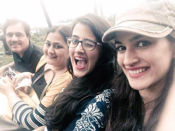 Family Holiday #selfie Twitter@kritisanon
