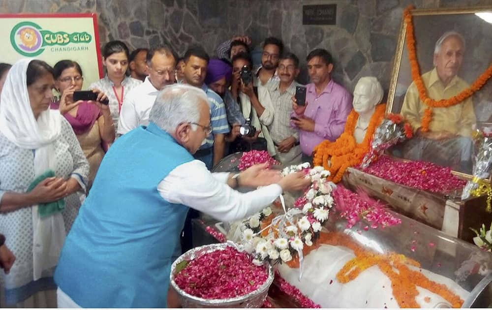 Harayana Chief Minister Manohar Lal paying floral tribute to Nek Chand, creator of iconic Rock Garden, in Chandigarh.