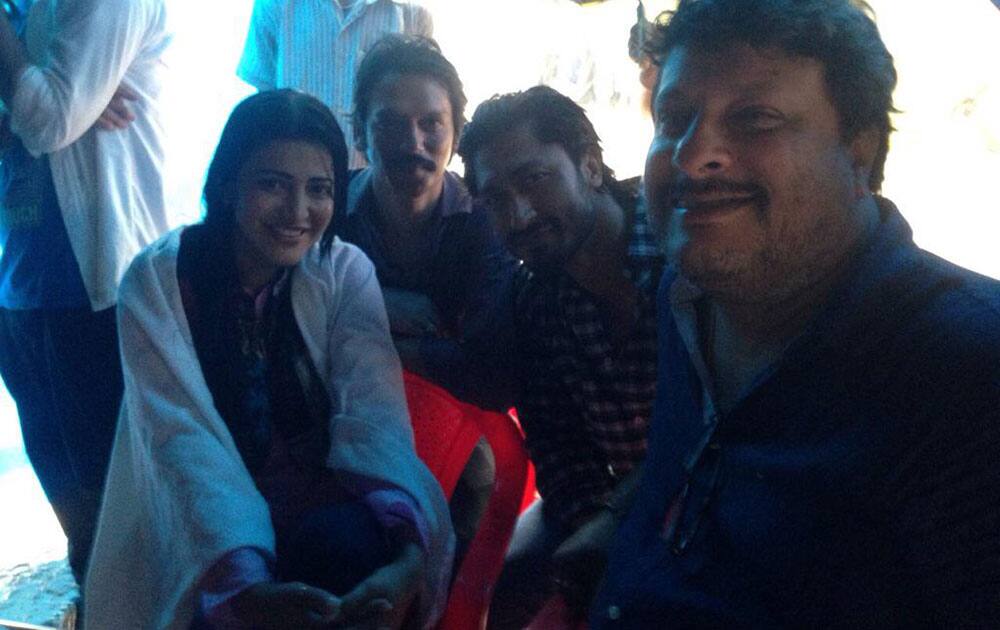 Shooting for yaara in the mumbai rains @shrutihaasan and  costar @VidyutJammwal with their director @dirtigmanshu  -twitter