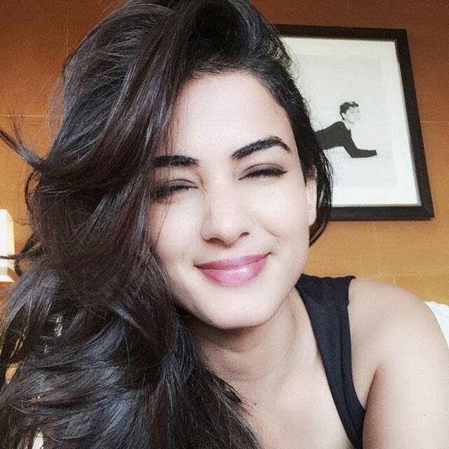 SONAL CHAUHAN :- I DUNNOOOOO how I feel  #baby -instagram