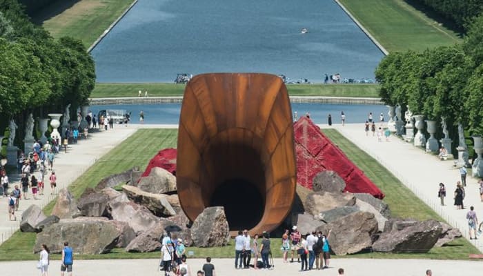 `Queen`s vagina` sculpture at Versailles vandalised