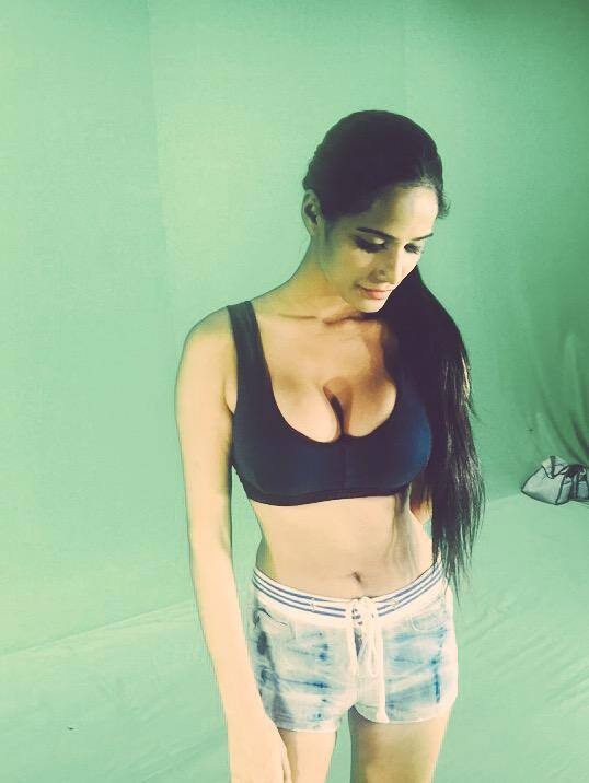 All set to shoot a Hot & Sexy Yoga video for you #YogaKaroTohPoonamPandeyJaisa ..;) - Twitter@iPoonampandey