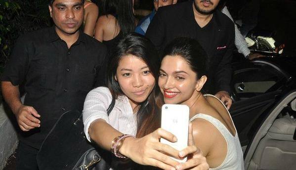 @deepikapadukone with Fans. <3 . P.S @MikaSingh is a fan too ;) Twitter@MikaSingh