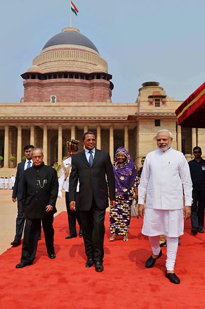 President Pranab Mukherjee and PM Narendra Modi with Jakaya Kikwete, President of the United Republic of Tanzania during his ceremonial reception at Rashtrapati Bhavan.