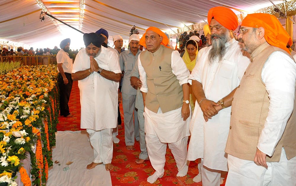 Union HM Rajnath Singh, BJP National Prez Amit Shah, Deputy CM Sukhbir Singh Badal and other leaders during a function to mark 350th foundation day of Sri Anandpur Sahib.