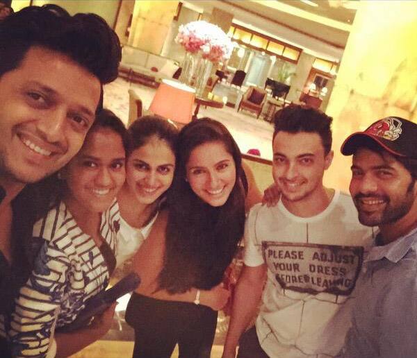 Thank you @Riteishd & @geneliad for a lovely dinner. Great company as always @KANCHIKAUL @SHABIRAHLUWALIA @aaysharma Twitter@khanarpita