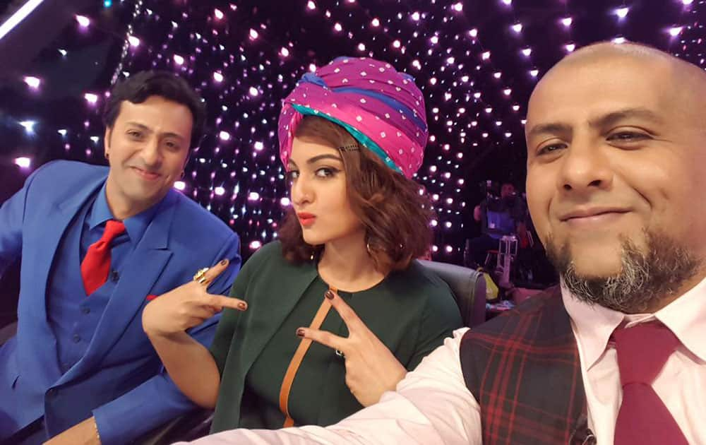 Sonakshi Sinha ‏:- #sundayselfie with @salim_merchant and @VishalDadlani on the sets of #IndianIdolJr. My first day and im lovin it!!!  -twitter