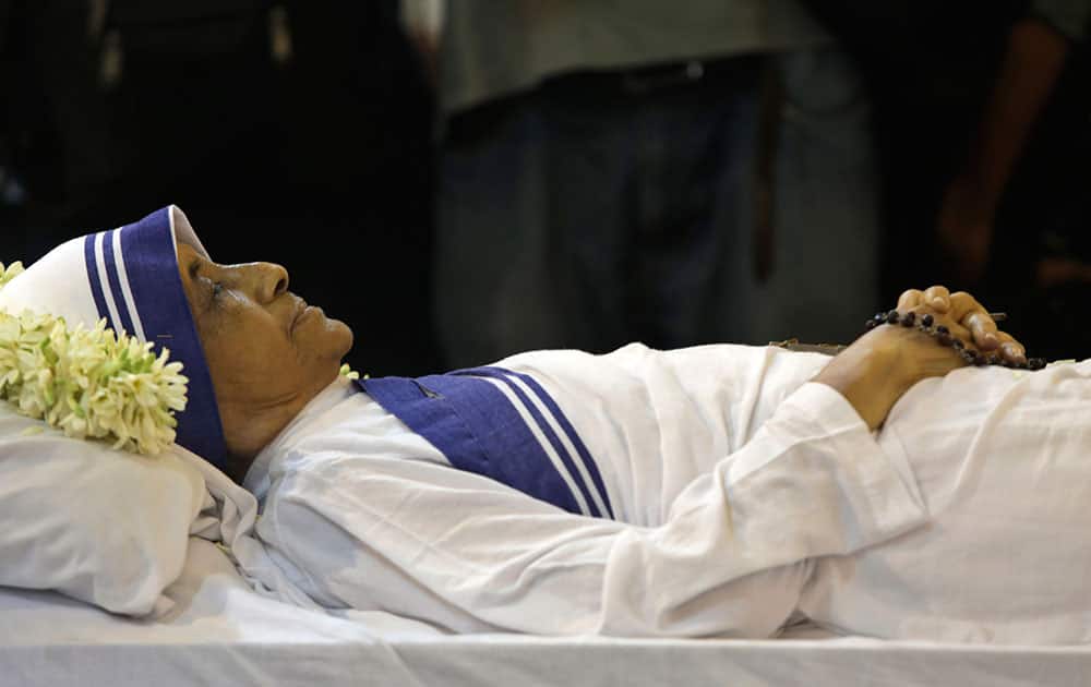 People pay tribute as the body of Sister Nirmala, who succeeded Mother Teresa, as the head of Missionaries of Charity, the order founded by the later is kept at the St.John’s Church in Kolkata.
