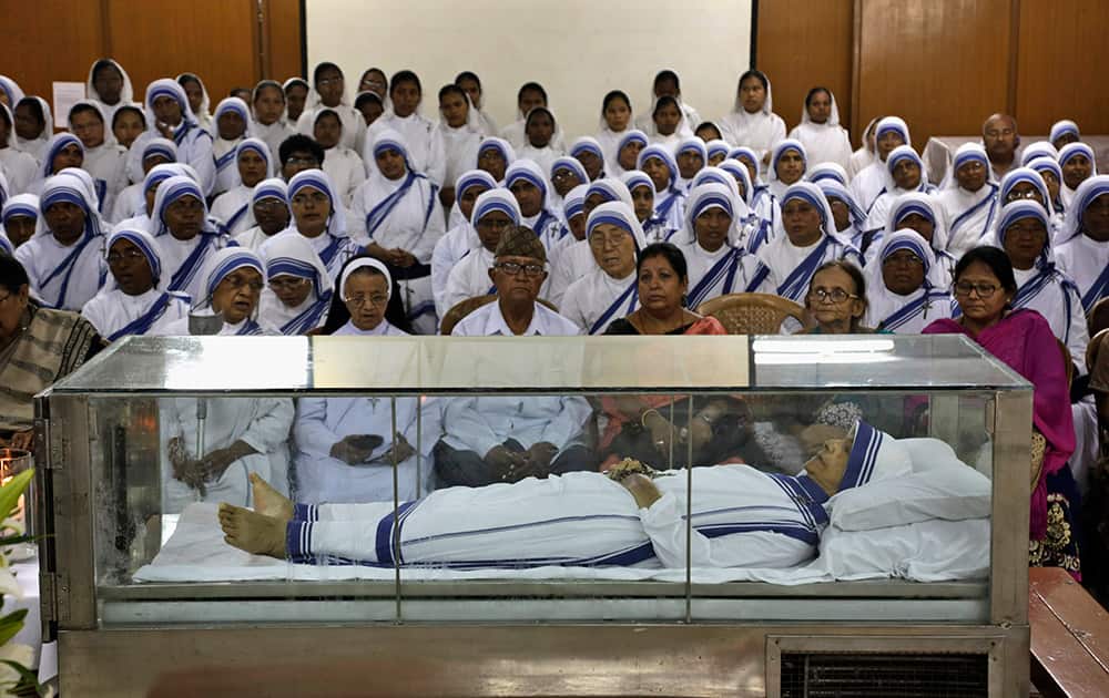 Nuns and other Christians gather for a mass prayer ceremony near the casket of Sister Nirmala Joshi at the Missionaries of Charity in Kolkata.