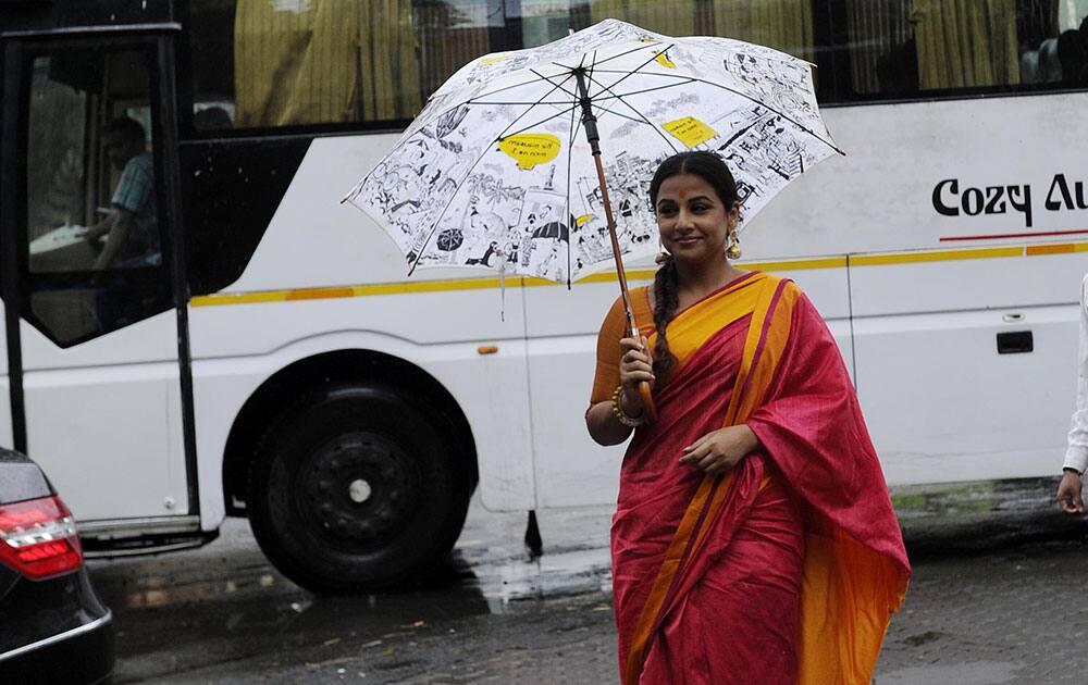 Bollywood actor Vidya Balan arrives at the Madhya Pradesh Tourism and Handicrafts exhibition at Jehangir Art Gallery in Mumbai. -dna