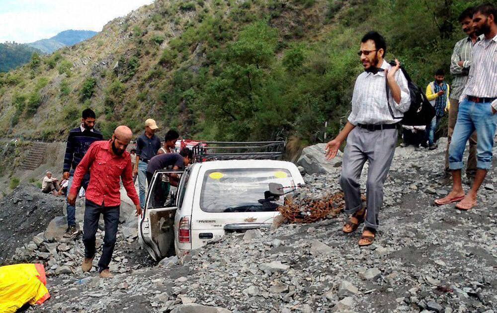 A vehicle stuck in debris after a landslide occurred on the Jammu-Srinagar highway due to heavy rainfall in Ramban district of J&K.