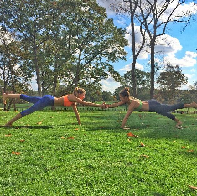 Good morning! Hope you all have a beautiful weekend. @underarmourwomen @bodybyjill #highfiveplanks #IWILLWHATIWANT Bom dia! Espero que todos tenham um lindo final de semana. - Instagram@gisele