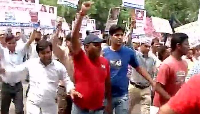 AAP stages protests, demands resignation of four &#039;tainted&#039; BJP ministers over alleged impropriety