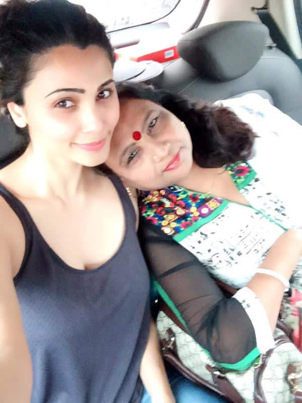 #SelfieWithDaughter - Twitter@ShahDaisy25