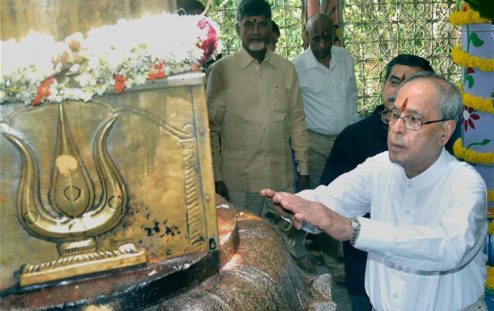 President Pranab Mukherjee offers prayers to the sacred Dwajasthambham (flag-mast) of Lord Shiva at the ancient cave temple of Sri Kapileswara Swamy in Tirupati.
