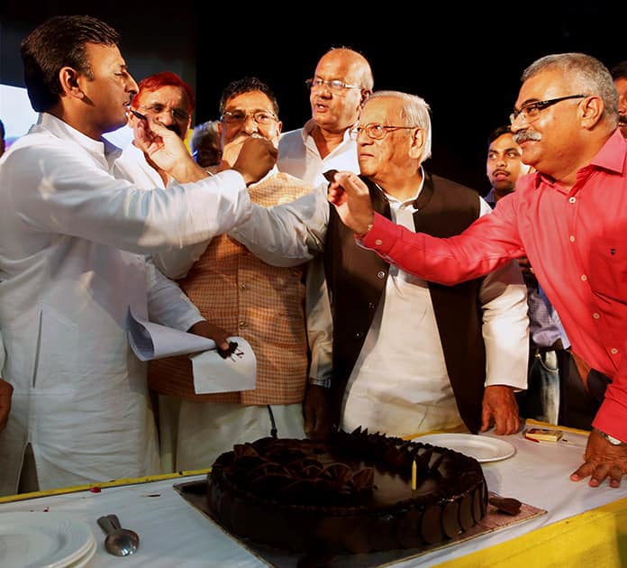 Chief Minister Akhilesh Yadav sharing cake during a programme to celebrate his birthday in Lucknow.