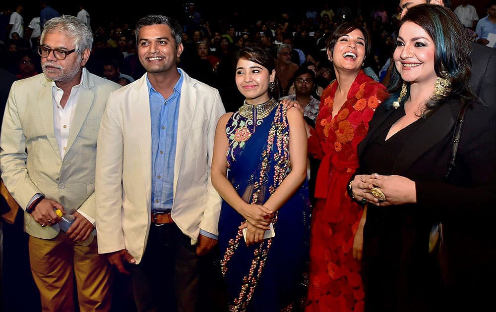 Producer Pooja Bhatt (R), actors Richa Chadda, Shweta Tripathi, Sanjay Mishra and Neeraj Ghaywan, Director Masaan pose during inauguration of 6th Jagran film festival, in New Delhi.