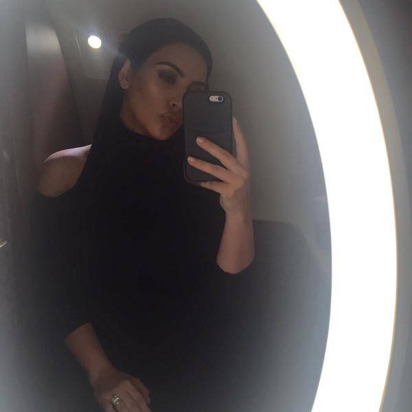 Airplane bathroom selfie ✈- Twitter@KimKardashian