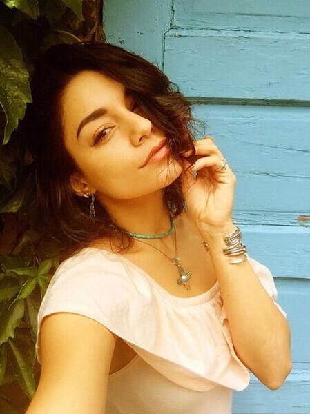 Hanging out on door frames and vines #solophotoshoot Twitter@VanessaHudgens