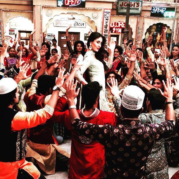 Kareena Kapoor from the sets of EID song #AajKiPartyMeriTarafSe. Twitter