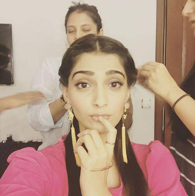 Sonam Kapoor ‏:- #toomanyaccesoriesselfie?? #sorryrhea @rheakapoor  -twitter
