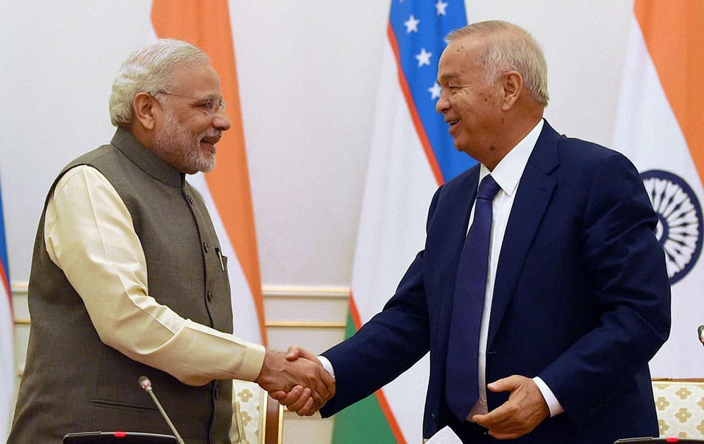 Prime Minister Narendra Modi shakes hands with Uzbekistans President Islam Karimov during their joint statement in Tashkent, Uzbekistan.