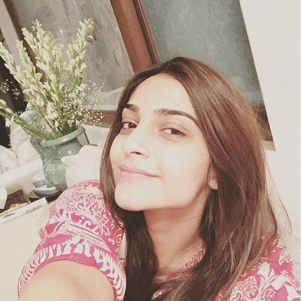 #nomakeup #nofilter #Sittingfamilyroomselfie #missingrhea @rheakapoor http://ift.tt/1JOp6Li  Twitter@sonamakapoor