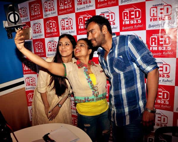 @ajaydevgn and #Tabu  have a fun time with @mymalishka of @RedFM_Mumbai during @DrishyamTheFilm promotions! - Twitter@Team_AjayDevgn