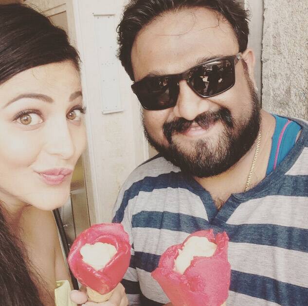 Ice cream time with my super sweet director in Milan !! #shoot #flower #hot #travel #bestunit - Instagram@shrutzhaasan