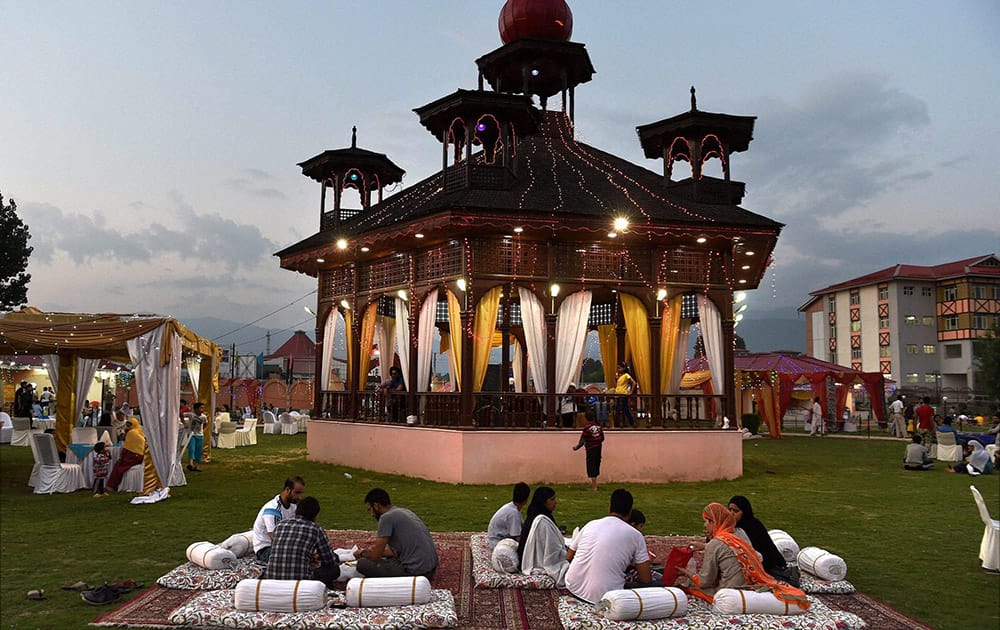 Muslims break their fast at dusk at Kashmir Haat on 20th Ramadhan in Srinagar.