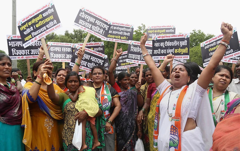 Congress workers protest against BJP goverment on farmers suicide in Maharashtra outside collector office in Thane, Mumbai.