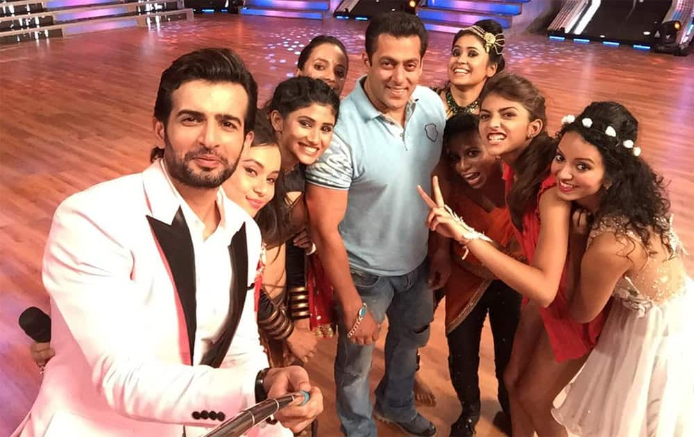 When it's selfie time with #BhaijanOnDID, no one gets left behind! @BeingSalmanKhan @jaybhanushali0 @BBThisEid  Twitter@ZeeTV