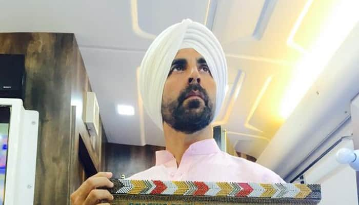 See pic: How Akshay became a director&#039;s actor on &#039;Singh Is Bliing&#039; sets!