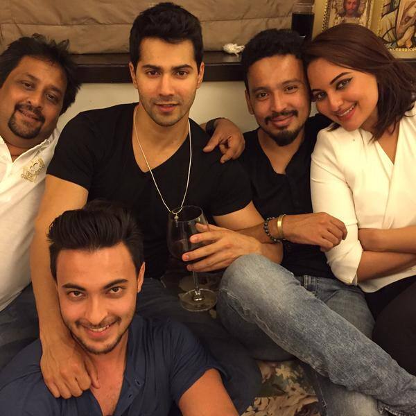 Posers ! @aaysharma @Varun_dvn @sonakshisinha @RohanShrestha Twitter@khanarpita