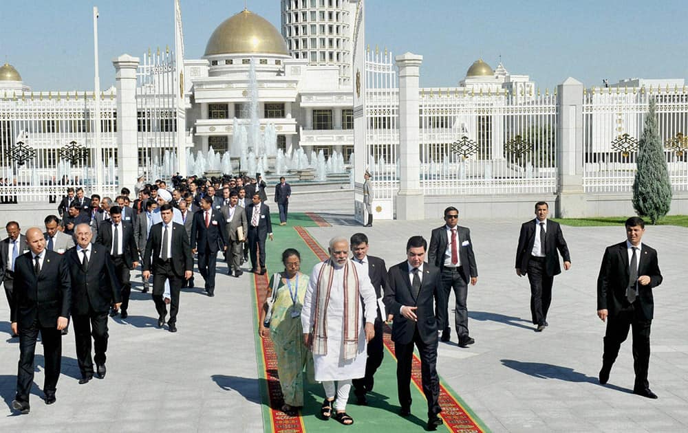 Prime Minister Narendra Modi with Turkmenistan President Gurbanguly Berdimuhamedov during the welcome ceremony at Independence Square, Aguzkhan Palace in Turkmenistan.