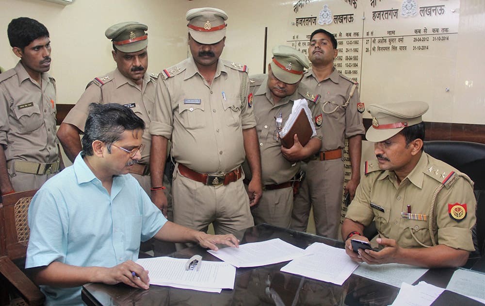 Senior IPS officer Amitabh Thakur filing a complaint against Samajwadi Party president Mulayam Singh Yadav at Hazratganj police station in Lucknow.