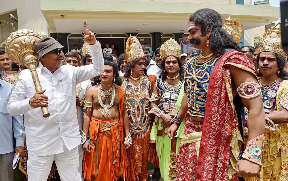 Gubbi Veerana theatre and drama artists stage a protest demonstration to save the theatre, in Bengaluru.