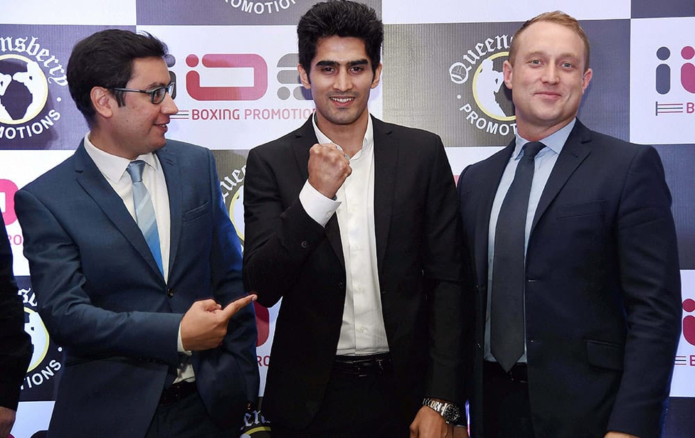 Boxer Vijender Singh flanked by Boxing promoter Francis Warren (right) and Neerav Tomar IOS boxing promotions during a press conference in New Delhi to announce Vijenders professional debut.