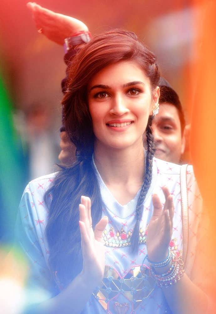 Kriti Sanon :- Another still from #Chalwahanjaatehain .. Just for you guys!! -twitter