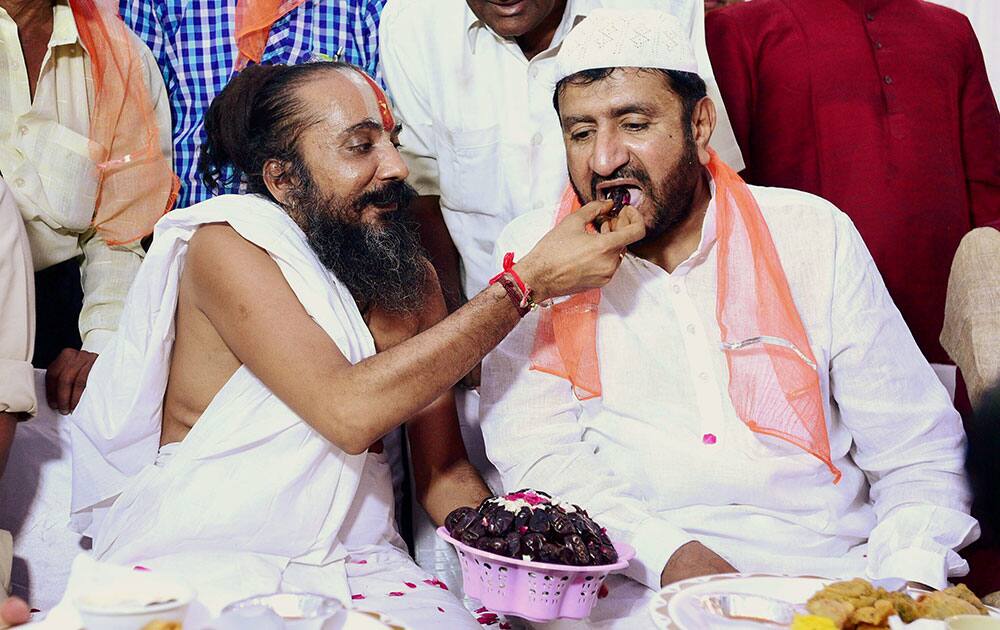 Head Priest of Jagannath Temple Dilipdasji offers date to MLA Gyashudin Shaikh during a speacial Iftaar Party organised for communal harmony in Ahmedaad.	