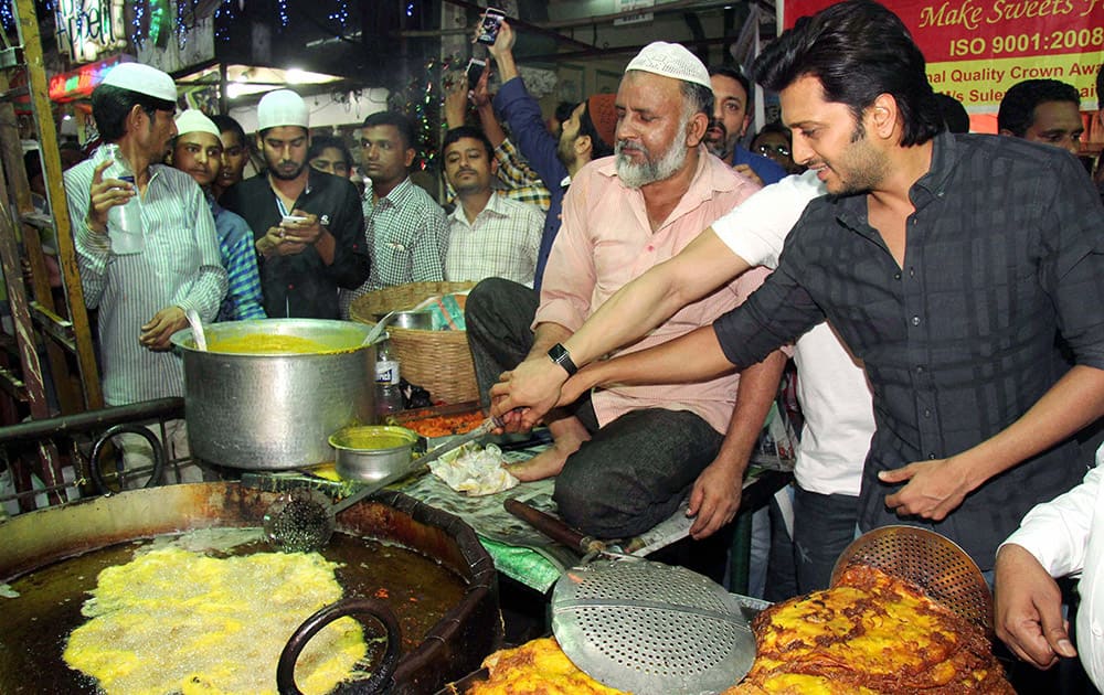 Riteish Deshmukh cooking an Iftar meal during the promotion of their film Bangistan in Mumbai.